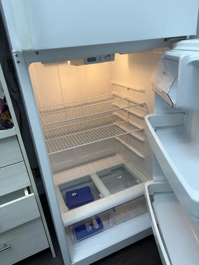 GE 18.1 Cu. Top-Freezer Refrigerator for Sale - Excellent Con in Refrigerators in City of Montréal - Image 4