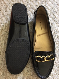Ladies Tahari black patent loafer shoes size 8 1/2 - $75
