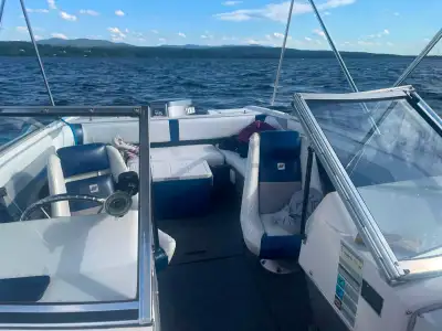 Bateau en très bonne état moteur 115hp 2temp en parfaite condition grosse mise au point faite été pa...