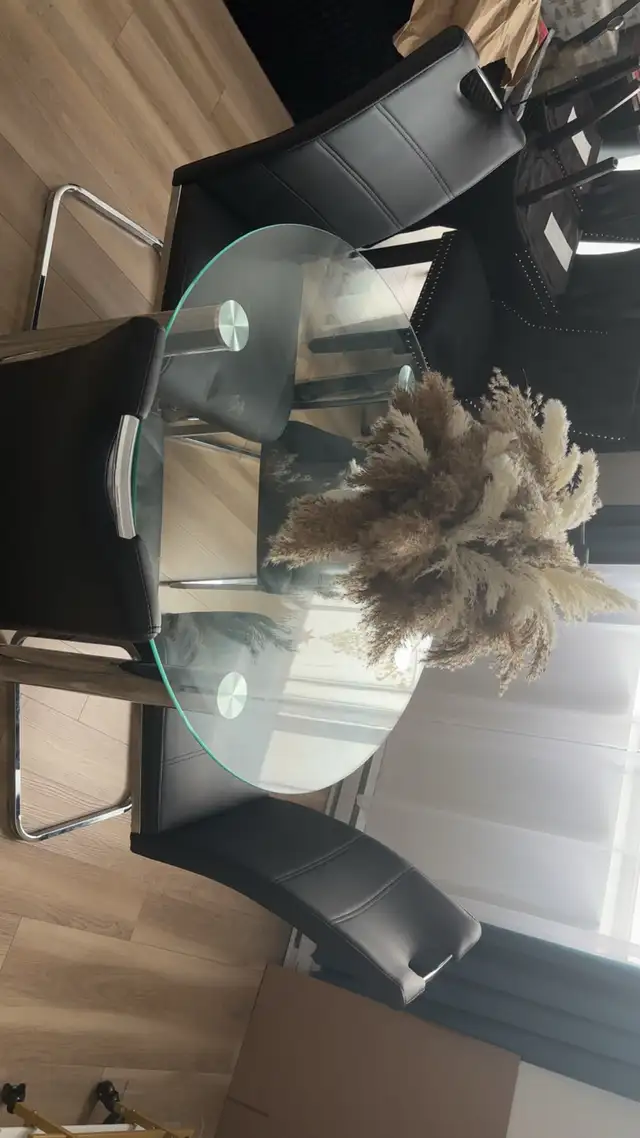 4 seats dining table / salle à manger 4 places in Dining Tables & Sets in Laval / North Shore - Image 3