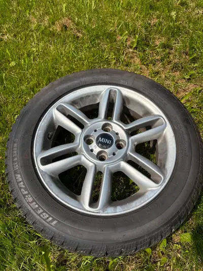 Ensemble de 4 jantes d’origine Mini Cooper avec pneus d’hiver Uniroyal 205 / 55 / R16 en très bonne...