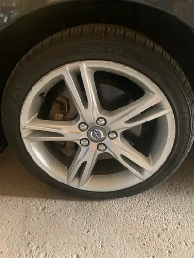 Deux jantes de Volvo S60 usagées grandeur 18 pouces. Doivent être réusinées.