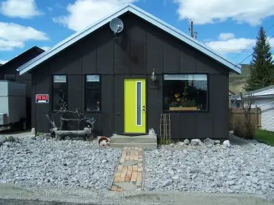 This non-smoking home belongs to a senior couple and sports a huge garden and no lawn to cut. Comes...