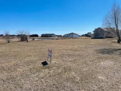 59 WaterfrontDr W Odin Green Gimli, MB Reverse Pie Shape Lot Street Frontage 233 feet, Waterfront 75...