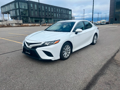 2020 TOYOTA CAMRY SE - CLEAN CARFAX - LOW KMS!