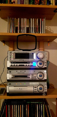 JVC CD/MINIDISC/AM/FM PLAYER WITH 2 SPEAKERS