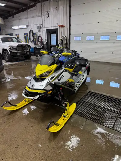 Like new 850 xrs Led light bar Adventure bumper Pull cord 1 3/4 track 1100 km Price firm