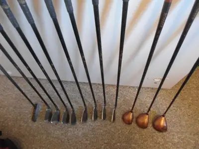 SET OF MEN'S RIGHT HANDED GOLF CLUBS INCLUDING GOLF BAG  49, View more