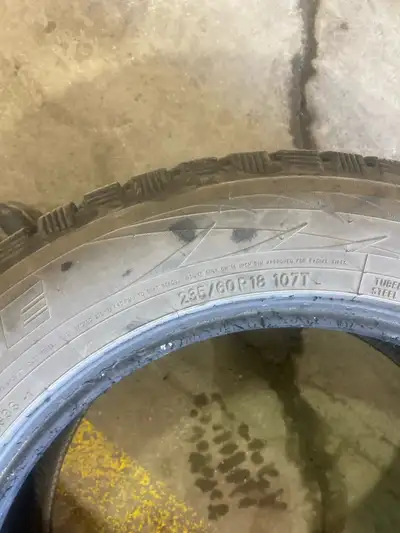 235/ 60R18 12/32 état neuf