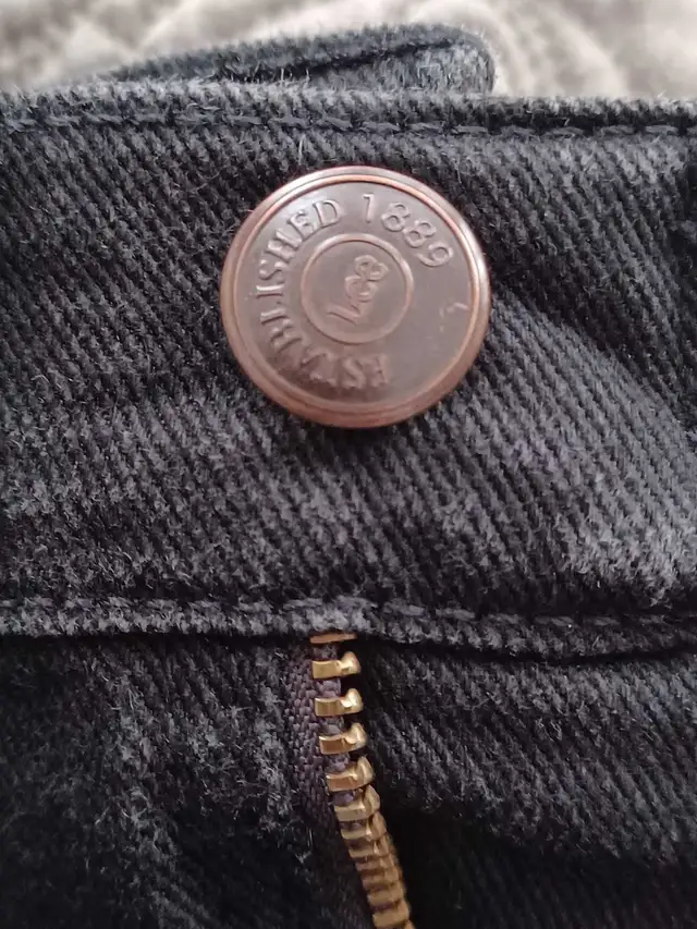 Black Levi Jeans in Women's - Bottoms in Oshawa / Durham Region - Image 3