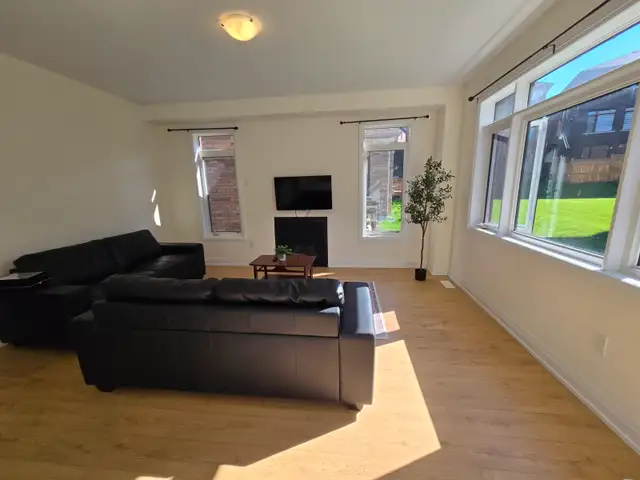 1 bedroom 1 washroom in 4 bedroom new home midhurst springwater in Room Rentals & Roommates in Barrie - Image 4