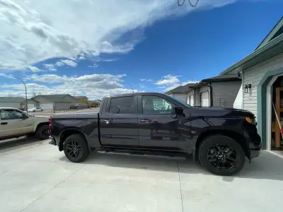 These are a set of 20-inch Chevrolet Silverado rims, complete with tires, perfect for upgrading your...
