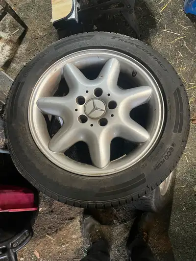 Pneus en très bon état, montés sur jantes de Mercedes (Voir les images pour les dimensions) 205 55 R...