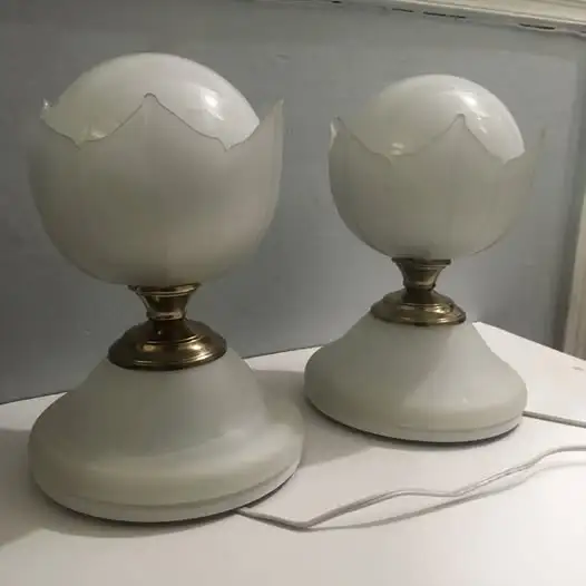 2 Mid Century Murano Glass Table Lamps - in Excellent Condition in Indoor Lighting & Fans in City of Montréal - Image 5