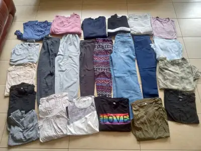 LOT DE VÊTEMENTS HIVER SMALL 30$ pour le tout, View more