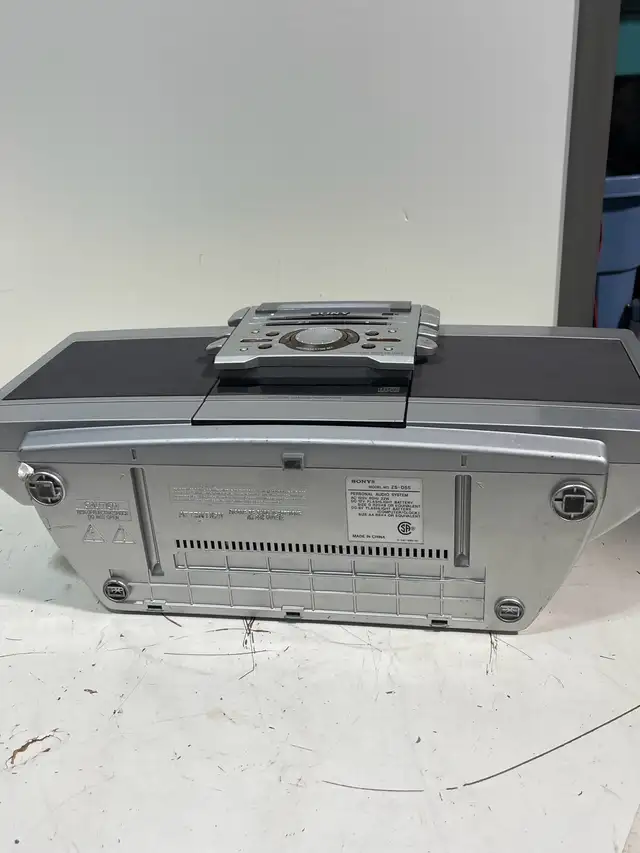 Sony ZS-D55 Boombox in Stereo Systems & Home Theatre in City of Montréal - Image 6