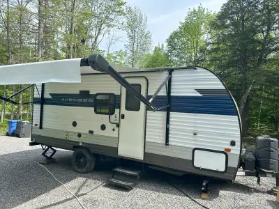 Roulotte PrimeTime Avenger 17BHS LT 2022, presque neuve, peu utilisée, roulotte avec extension élect...