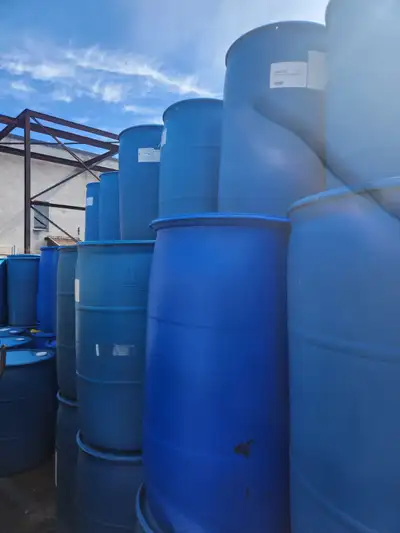 LOCATED IN TORONTO. 55 gallon (210 litre) plastic drums for sale. THESE DO NOT HAVE REMOVABLE LIDS--...