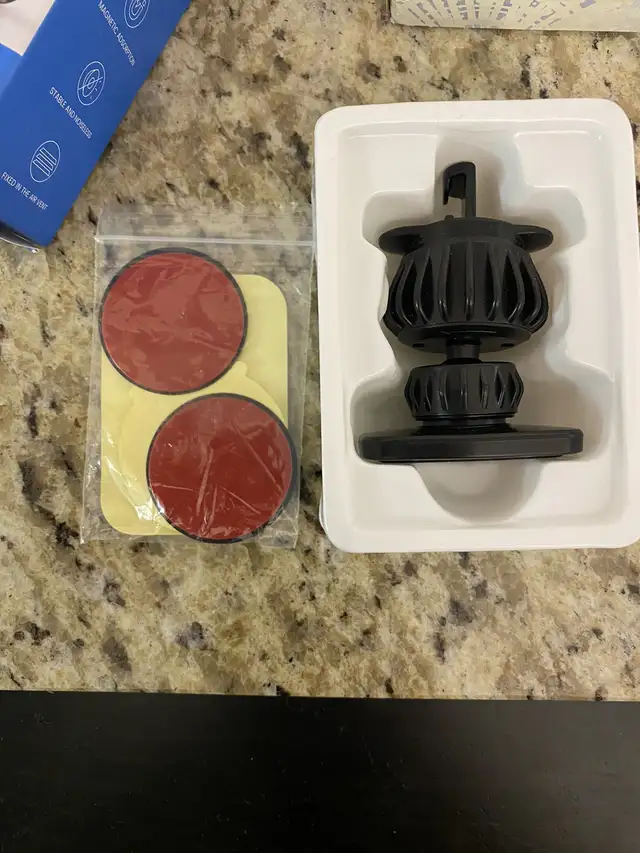 Lisen Car vent cellphone magnetic mount in Cell Phone Accessories in Hamilton - Image 3
