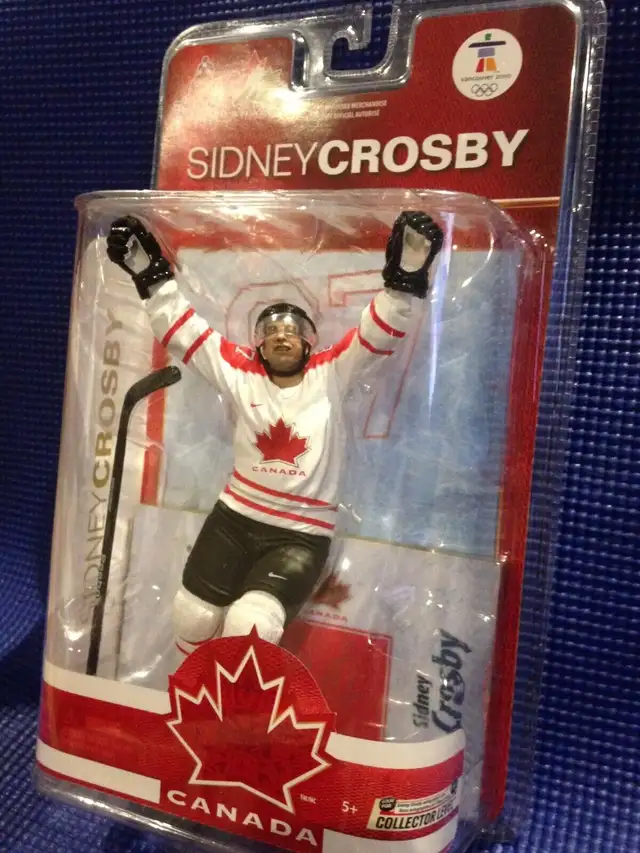 Mcfarlane Sidney Crosby Team Canada Autographed Hockey Figure in Arts & Collectibles in Mississauga / Peel Region - Image 4