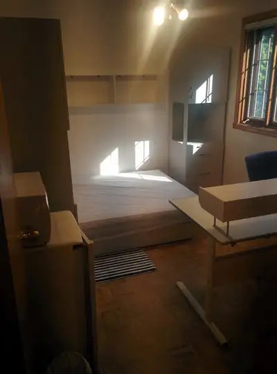 CHAMBRE PRIVÉE À LOUER POUR TRAVAILLEUR, MEUBLÉE AVEC MINI-FRIGO, MICRO ONDES, INTERNET. STATIONNEME...