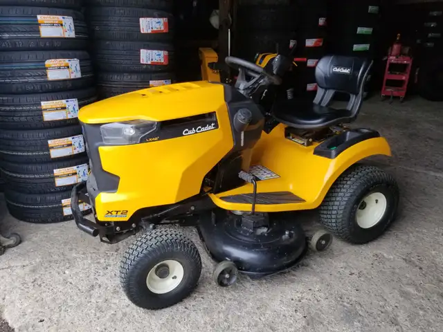 tracteur a pelouse ( gazon ) CUB CADET XT2 2 CYLINDRES KAWASAKI in Lawnmowers & Leaf Blowers in Rimouski / Bas-St-Laurent - Image 2