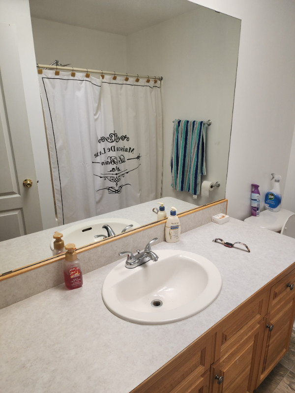 Clean bedroom with 2 single beds in Room Rentals & Roommates in Penticton - Image 3