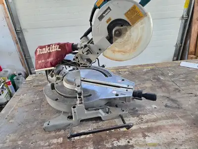 Makita 10" sliding compound miter saw. Corded. $200 o.b.o