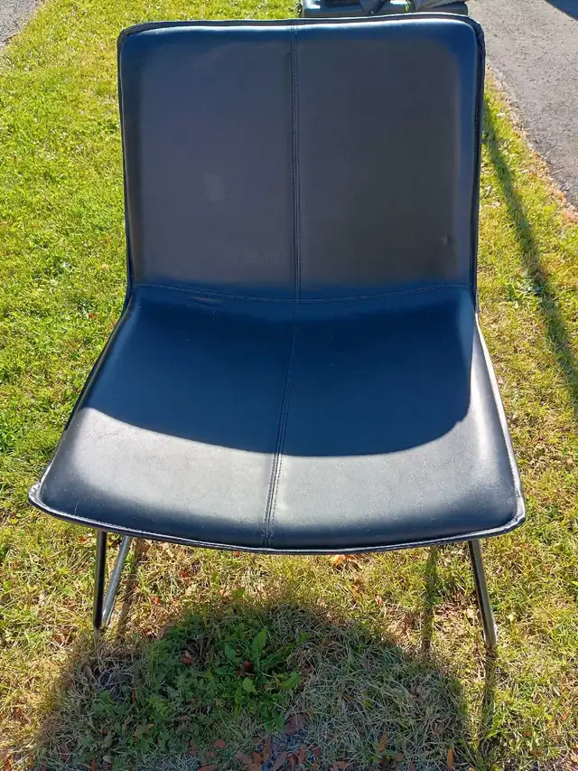 Modern Black Accent Chair in Chairs & Recliners in Ottawa - Image 2