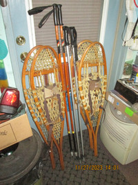 2 paires de raquettes a neige anciennes avec poles + fixations.