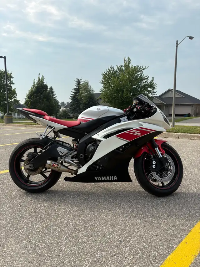 2008 Yamaha R6 in Sport Bikes in Oakville / Halton Region - Image 6