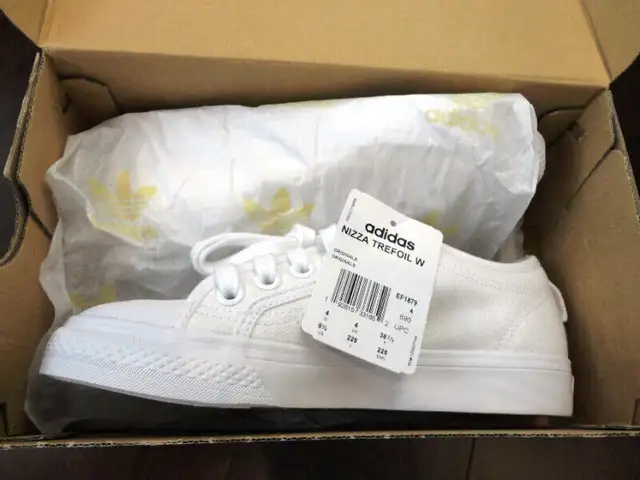 New Womens Adidas Nizza Trefoil Running Shoe Sneakers Size 5 1/2 in Women's - Shoes in Kitchener / Waterloo - Image 3