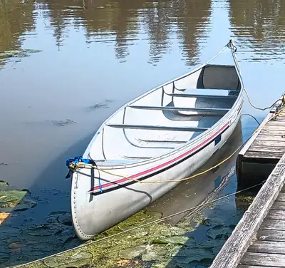 17' Aluminum Canoe Whole Package including: 17' aluminum canoe in excellent condition; Reese 7018100...