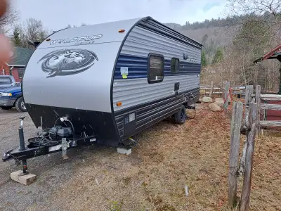 Année:2021 Modèle: Forest river Cherokee Wolf pup 16FQ Équipement: Air climatisée, auvent électrique...