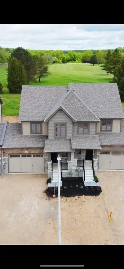 3 bedroom 2.5 bathroom townhome for rent in Markdale. The house has a backyard that backs onto the M...
