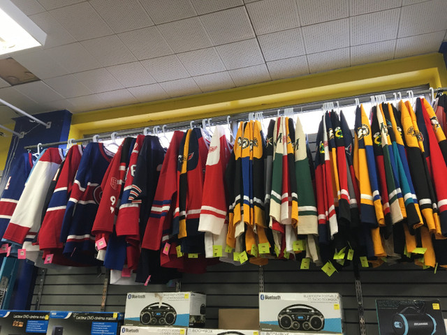 Chandails de hockey $25 et plus dans Autre  à Ville de Montréal