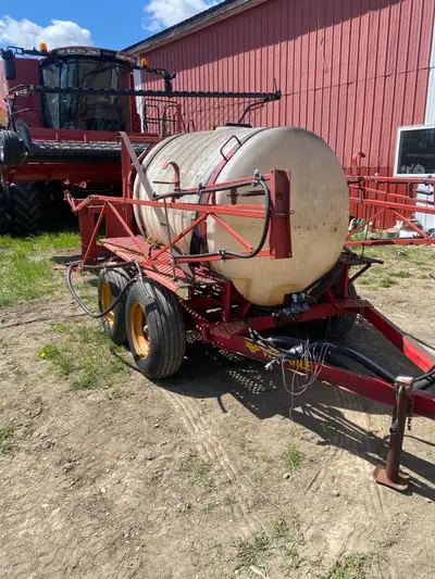 Versatile 580 sprayer with foldable booms and height adjustment.