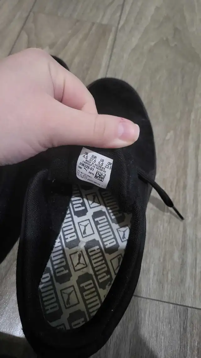 lot of women sneakers, size 7. Nike/Jordan, Converse, Vans, Puma in Women's - Shoes in City of Montréal - Image 9