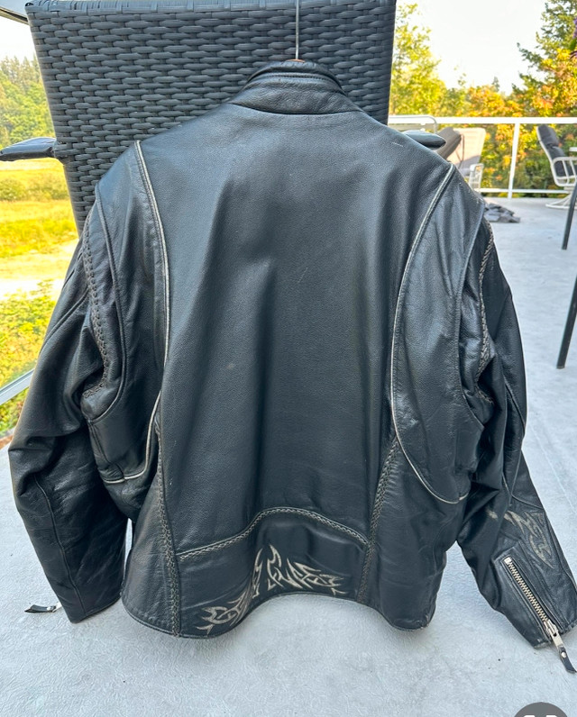 WOMAN’S LEATHER MOTORCYCLE JACKET IN EXCELLENT CONDITION in Women's - Tops & Outerwear in Abbotsford - Image 2