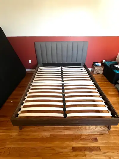 Lit queen Tanguay / Queen bed, View more