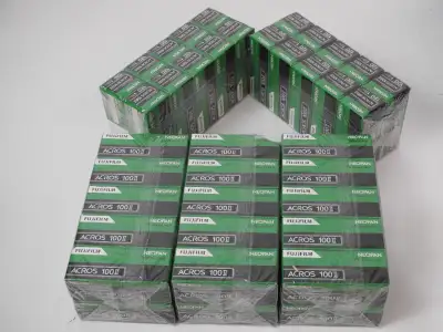 X10 Rouleaux de FUJIFILM NEOPAN ACROSS 100II Film Noir et Blanc pour 120mm format moyen. Date d'expi...
