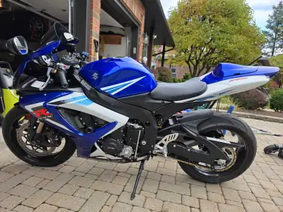 2006 Suzuki gsxr 750 - Showroom condition!!! This is a great opportunity to own this iconic bike whe...