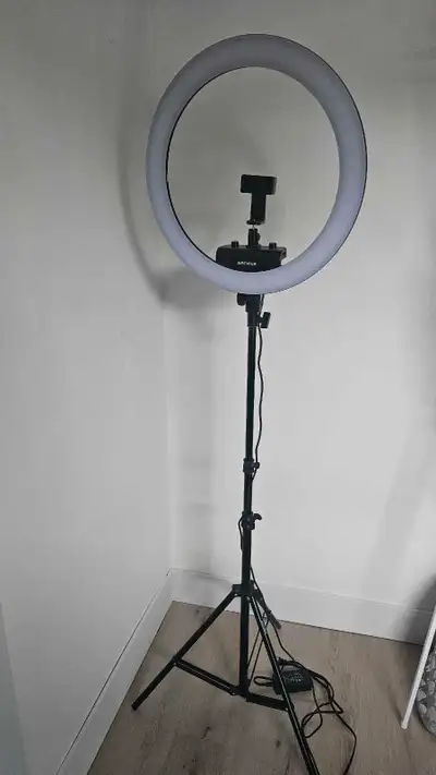 Great condition ring light 18" Moving sale..check my other listings