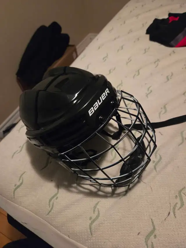Senior Hockey Equipment in Hockey in Napanee - Image 5