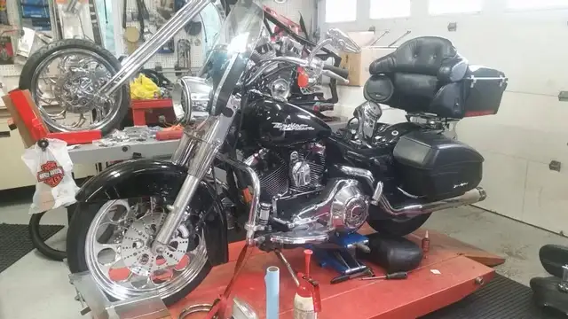 2004 HD Roadking Custom for sale in Street, Cruisers & Choppers in Markham / York Region - Image 3