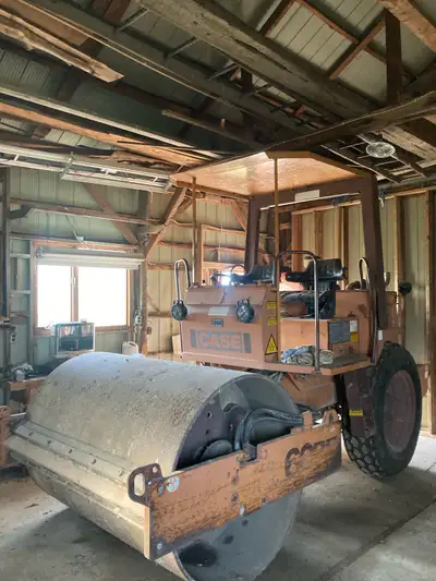 Case 602B Packer , 66” smooth drum ,4 cylinder case motor, hydrostatic drive, 3000 original hours al...