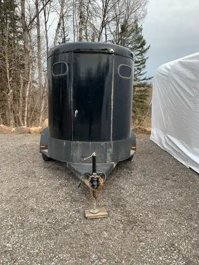 Une remorque pour 2 chevaux à louer. Situé dans la région de québec. 105$/jour +tx (120). pour cheva...