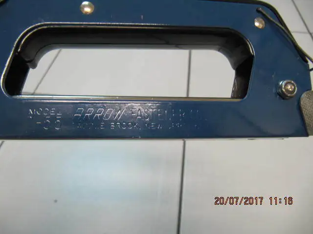 Vintage Blue Arrow T-55 Gun Tacker & 3000+ Staples XCond Cir1985 in Arts & Collectibles in Mississauga / Peel Region - Image 5