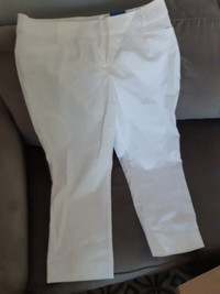 *NEW*  size 18, off white cropped midrise pants