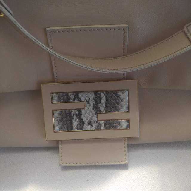 Authentic FENDI Leather Purse Gold Chain Hand Bag Sac Cuir Or dans Femmes - Sacs et portefeuilles  à Ville de Montréal - Image 4